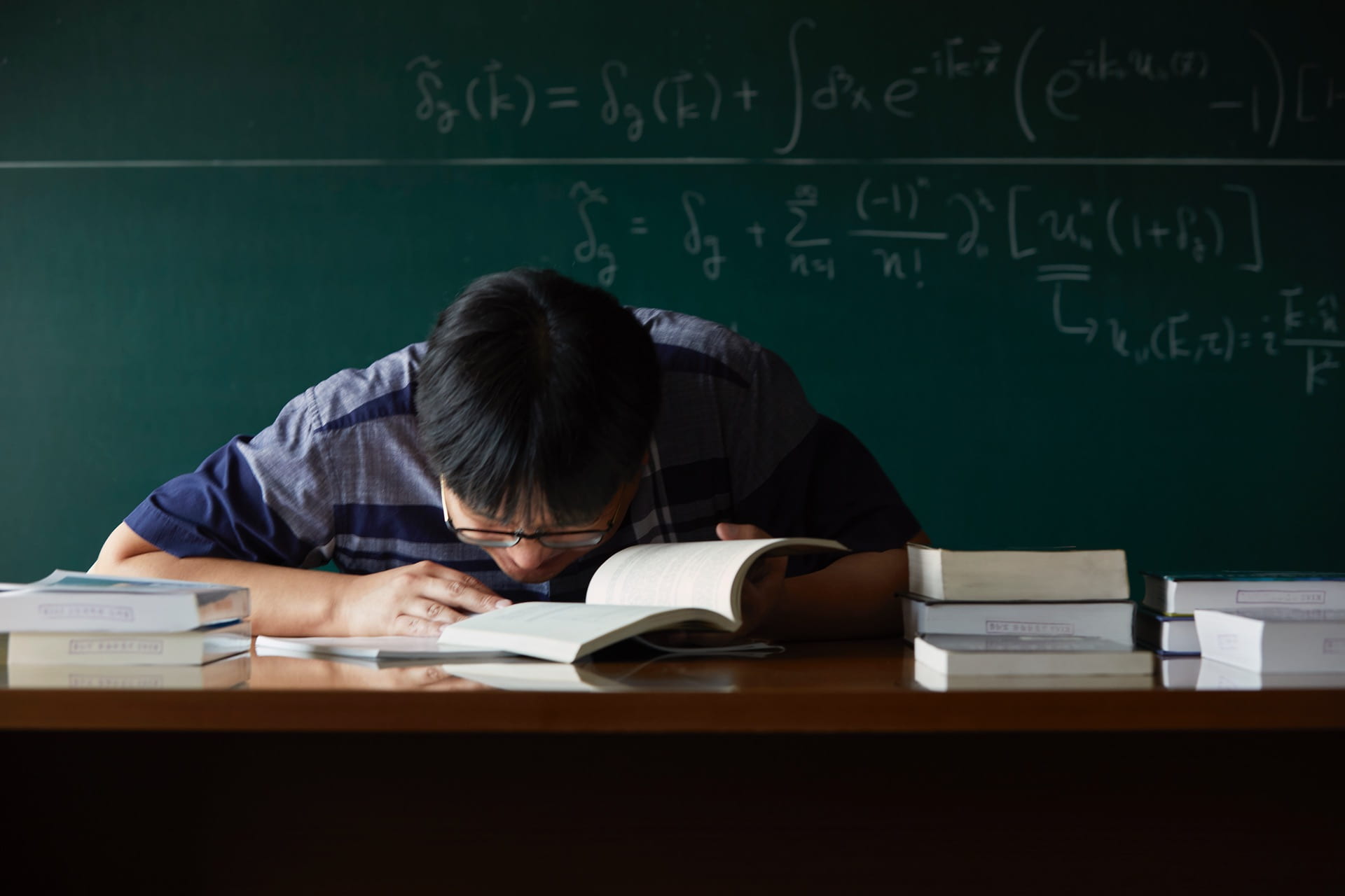 Donghui Jeong speaking at a blackboard